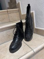 LiuJo  Stiefelette mit Nieten Gr. 39, schwarz Kr. München - Aying Vorschau