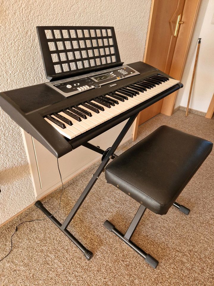 Keyboard mit Ständer und Hocker in Ober-Ramstadt