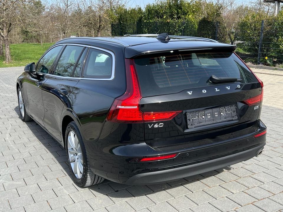 Volvo V60 2.0 Momentum Pro DIGITAL*NAVI*LEDER*CAM*KEY* in Holzgerlingen