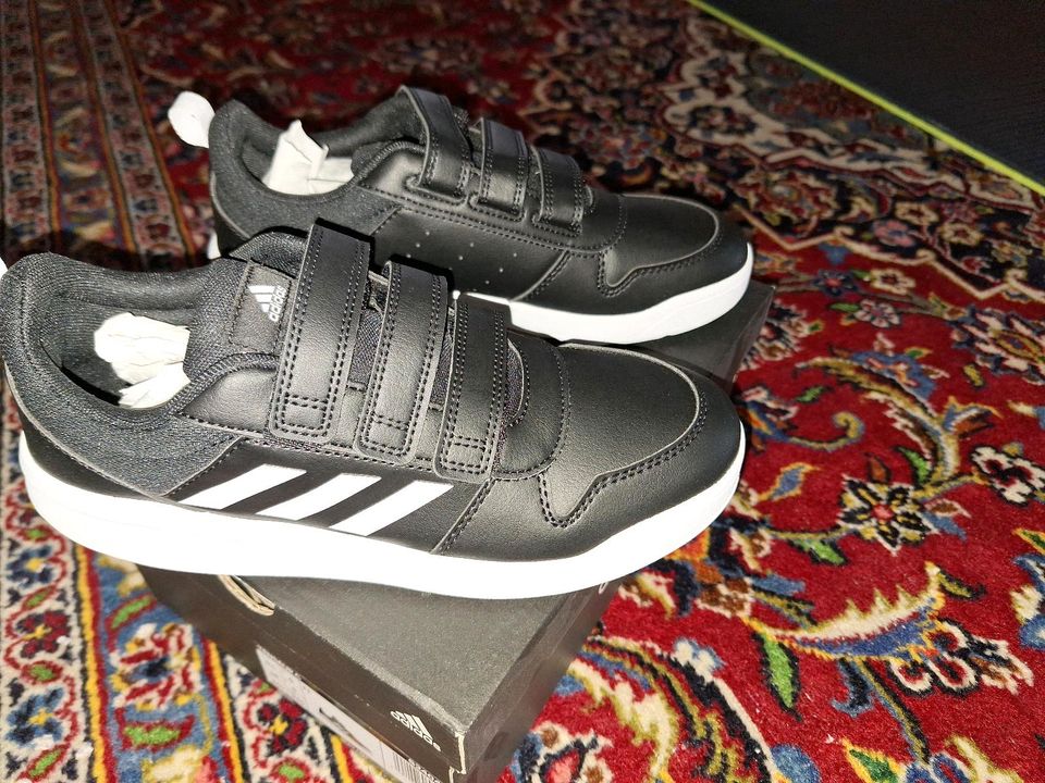 neue Adidas Schuhe Gr.38 in Lenggries