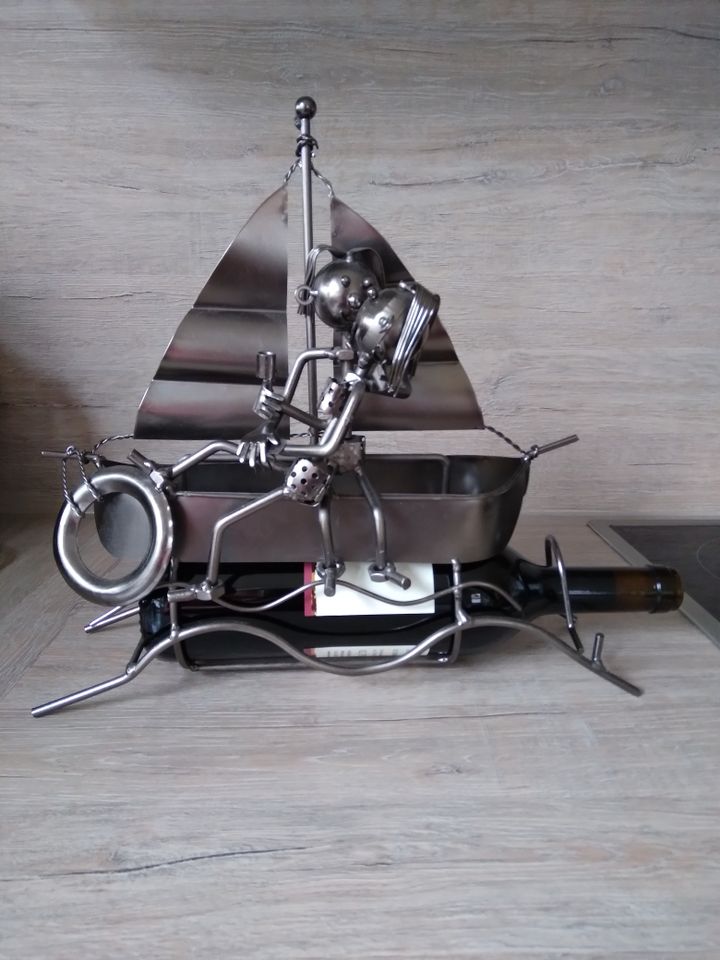 Metallfiguren mit Segelboot als Weinflaschenhalter in Höxter