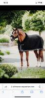 Schwarze Equestrian Abschwitzdecke mit Faux Fur Kragen Niedersachsen - Gleichen Vorschau