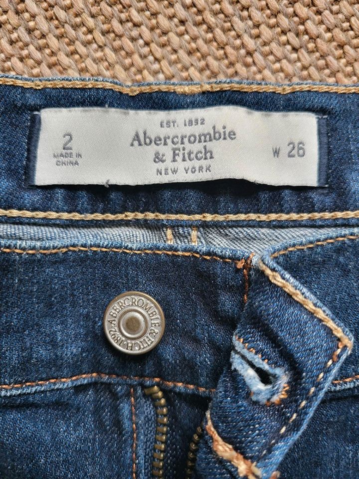 Neuwertige Abercrombie & Fitch Jeans • W26 in Berlin