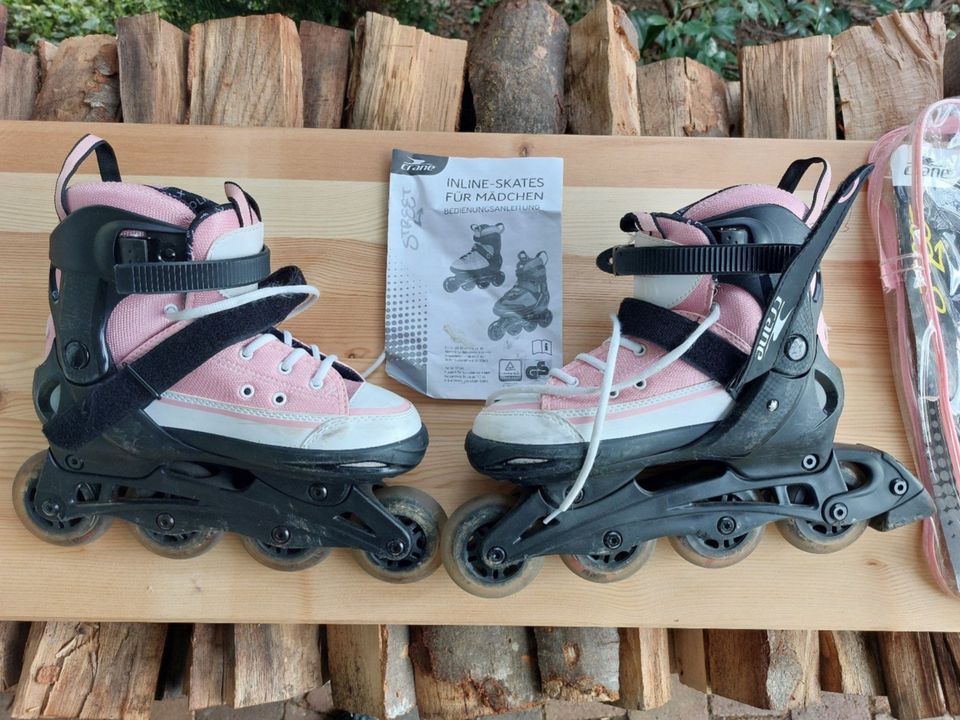 Inline Skater für Mädchen mit Schutzausrüstung in Wildberg