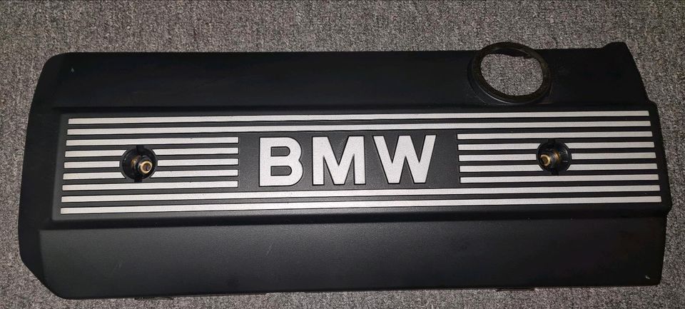 Original BMW 5er E39 u. andere Motorabdeckung neuwertig in Düsseldorf