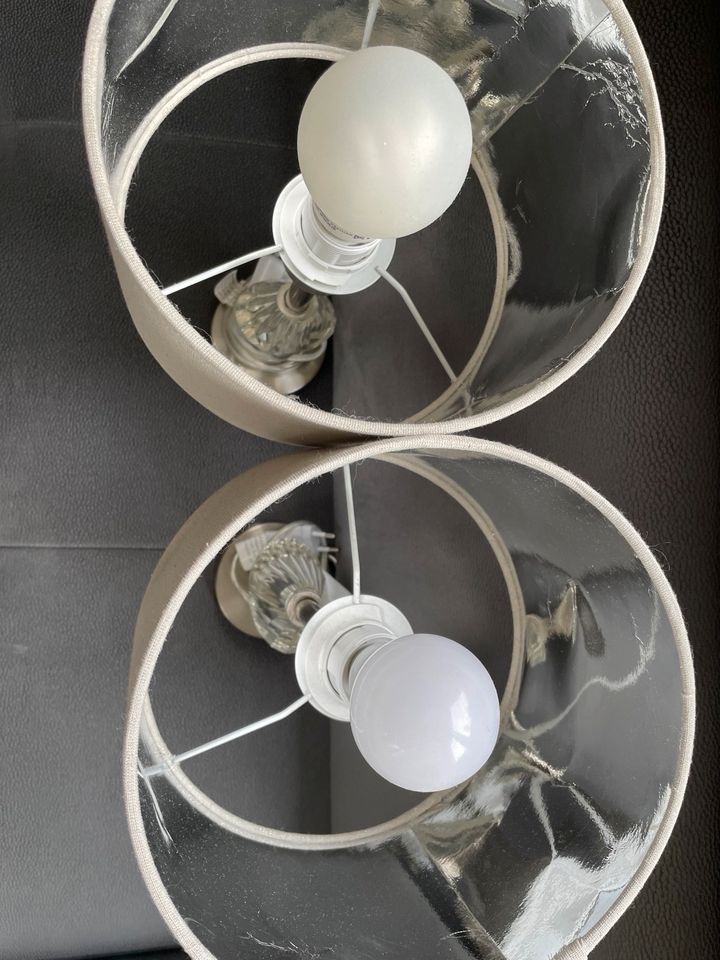 2 Neuwertige Tischlampen Stahlfuss;; Beigeschirm iweißes Kabel. in Plön 