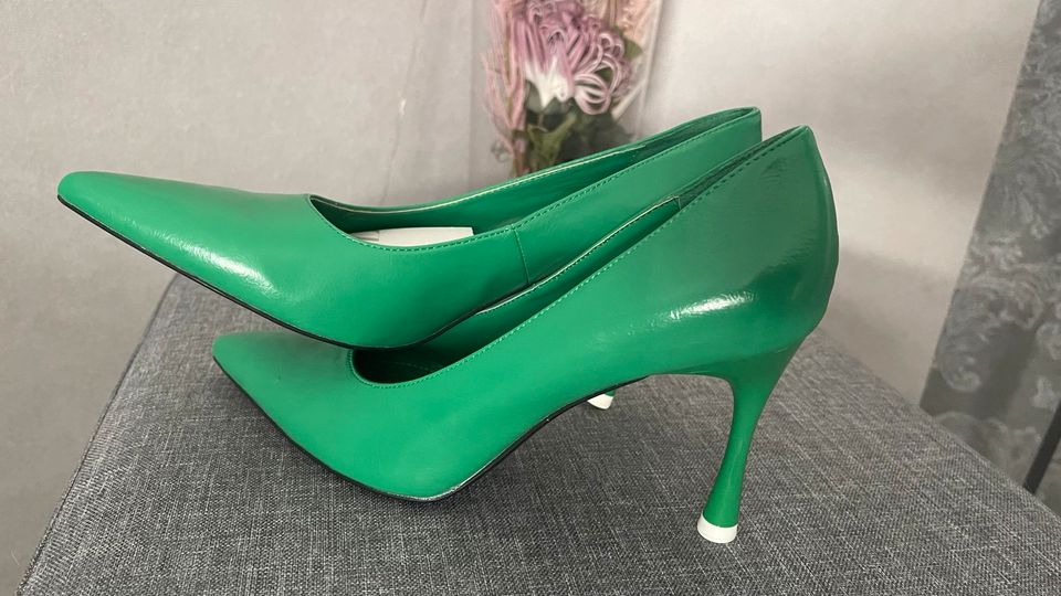 ZARA Pumps Gr. 38, grün, NEU mit Etikett in Geseke