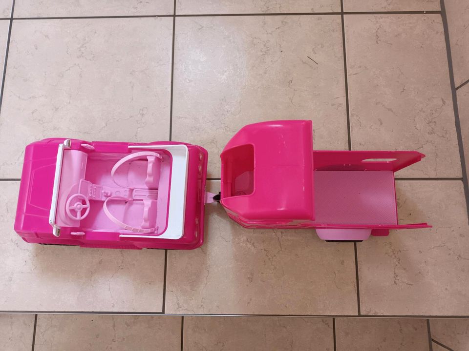 Barbie Auto mit Anhänger Puppen Wagen in Kürten