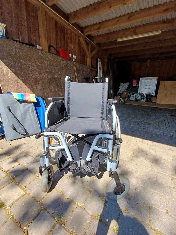 Rollstuhl+Krücken in Brodersby bei Schleswig