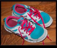 Damen Nike Mädchen Sportschuhe blau 36 36,5 Hessen - Büttelborn Vorschau
