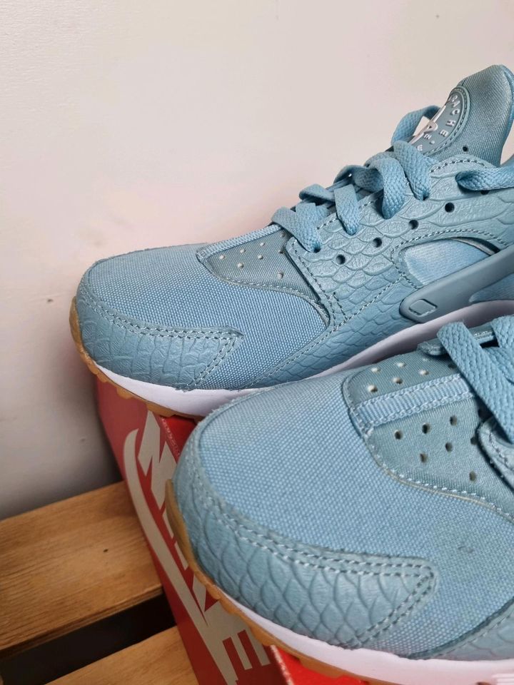 NEU - SIZE 38 - NIKE HUARACHE RUN SE SNEAKER BABYBLAU in Hanau