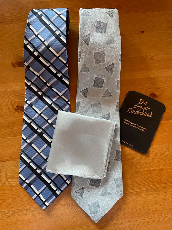 2 Krawatten Langbinder mit Einstecktuch aus Haushaltsauflösung in Stockach
