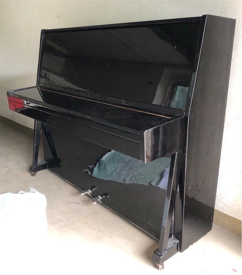 Klavier schwarz Hochglanz „Ukraina“ in Lahntal