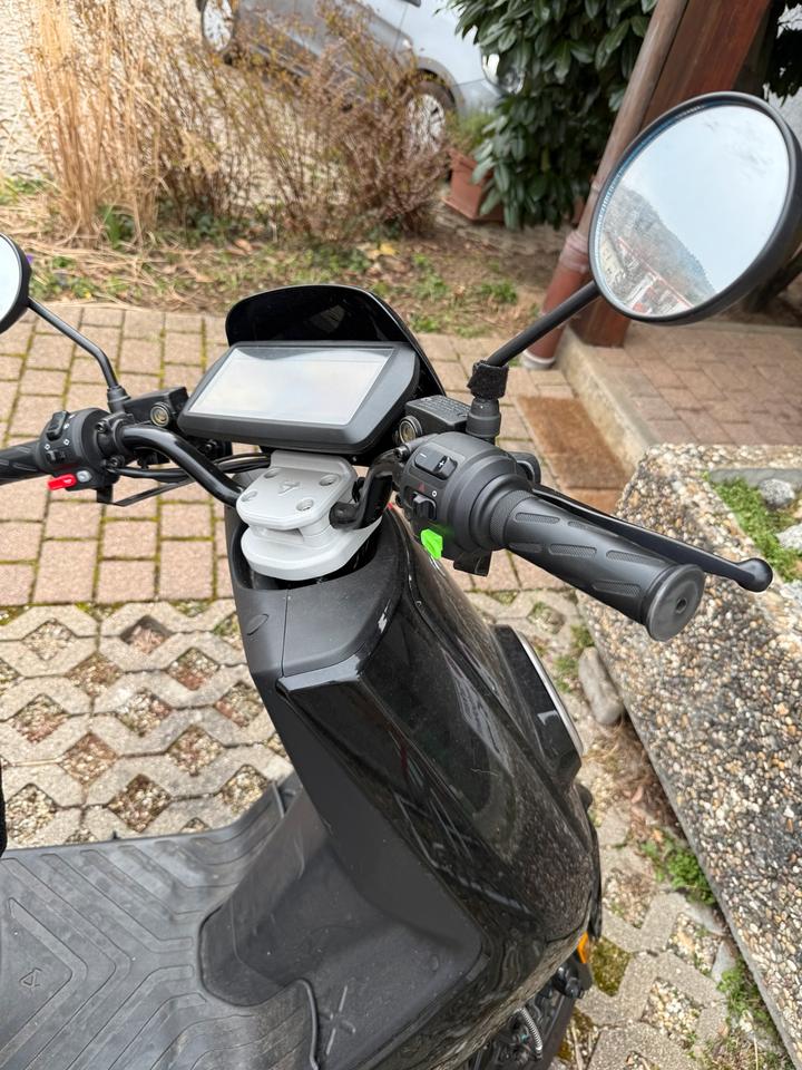 Elektro Roller NIU Nqi GTS, Top Zustand, black-red, mit Koffer in Dossenheim