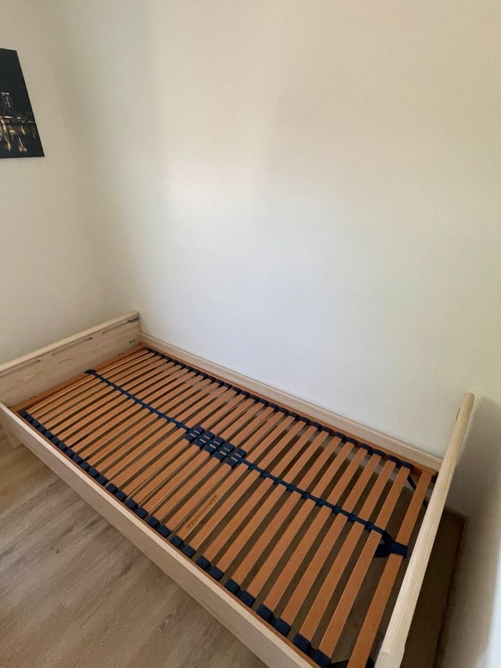 90x200 Bett aus Holz in Dreieich
