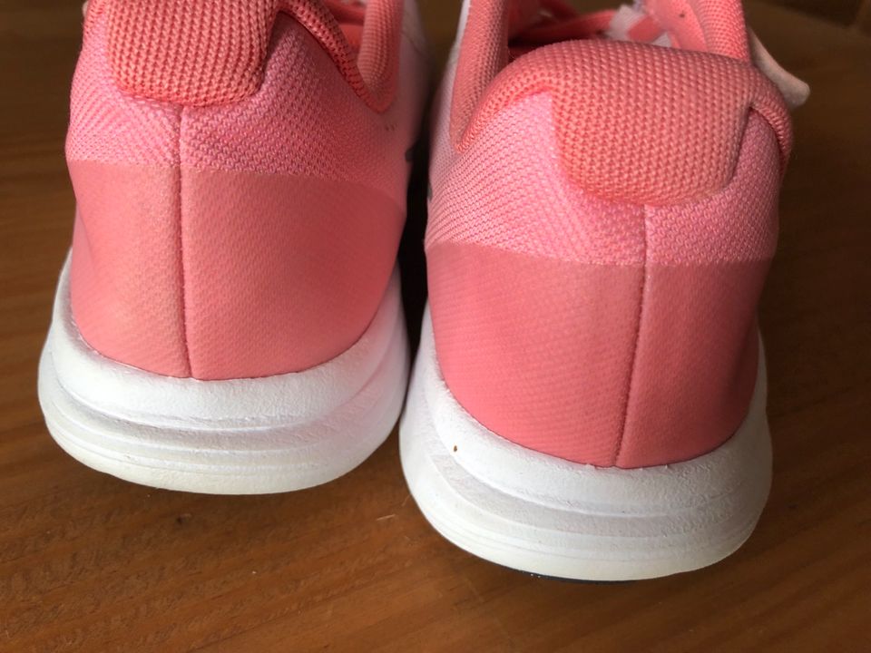 NIKE Revolution Sneaker Gr. 35 Mädchen apricot rosé weiß in Meiningen