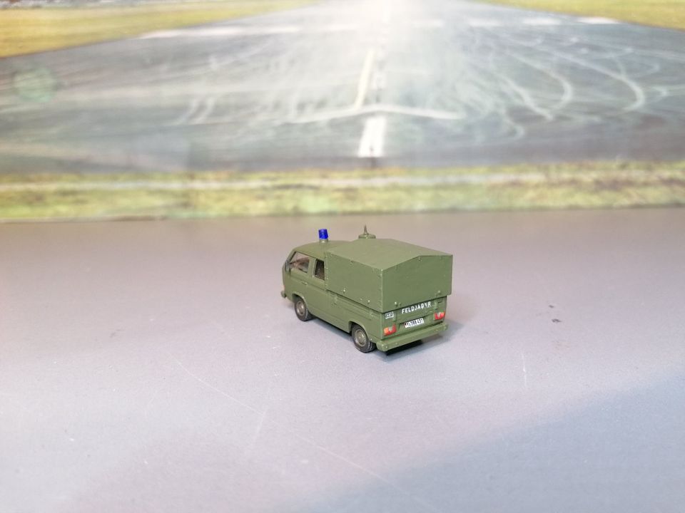 Roco Minitanks 413 VW T3 DoKa Feldjäger Polizei 1:87 H0 Herpa AWM in Bamberg