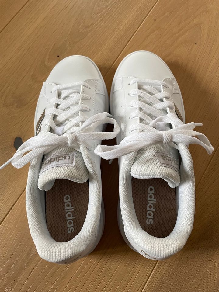 Adidas Sneaker Grand Court Größe 36 Mädchen Damen wie NEU in Wolfratshausen