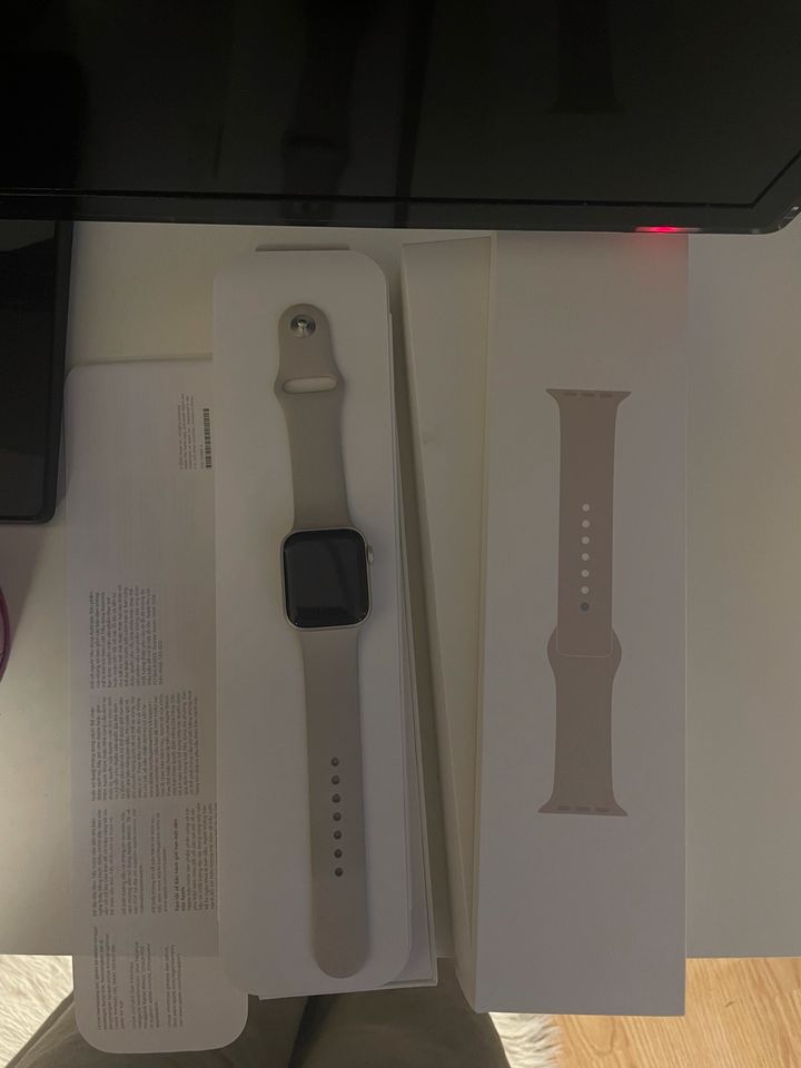 Apple Watch SE GPS 40 mm Aluminium S/M Smartwatch in Ulm