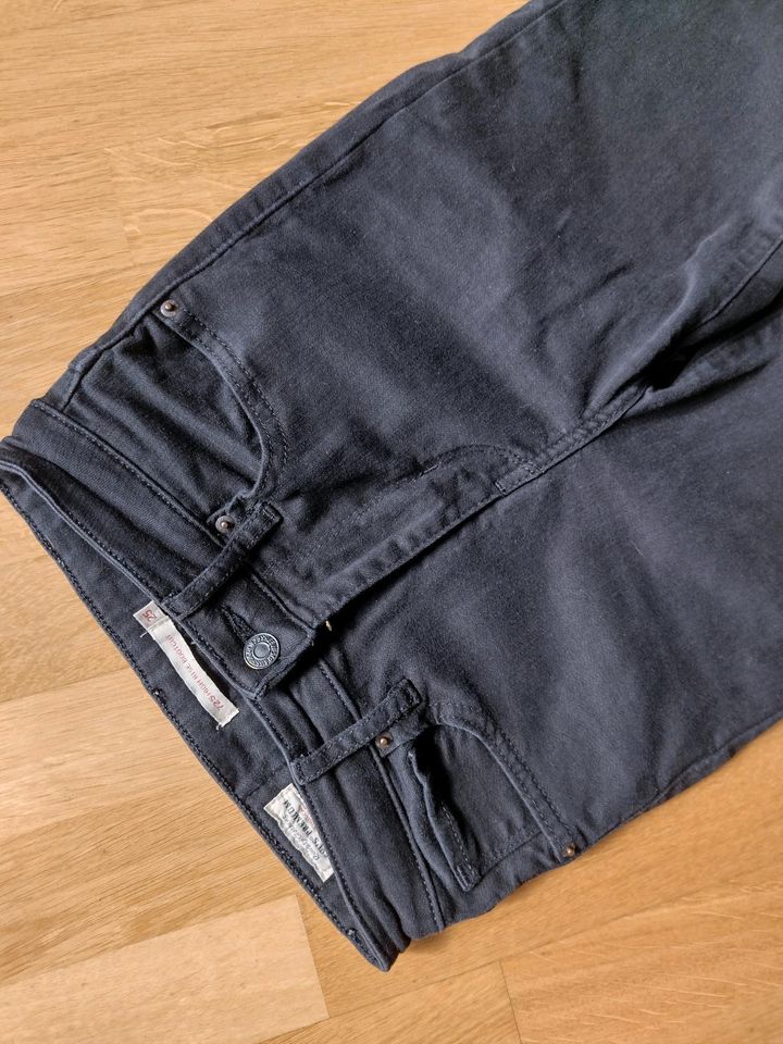 Levi's 725 W25/L31 schwarz, high rise bootcut in Butzbach