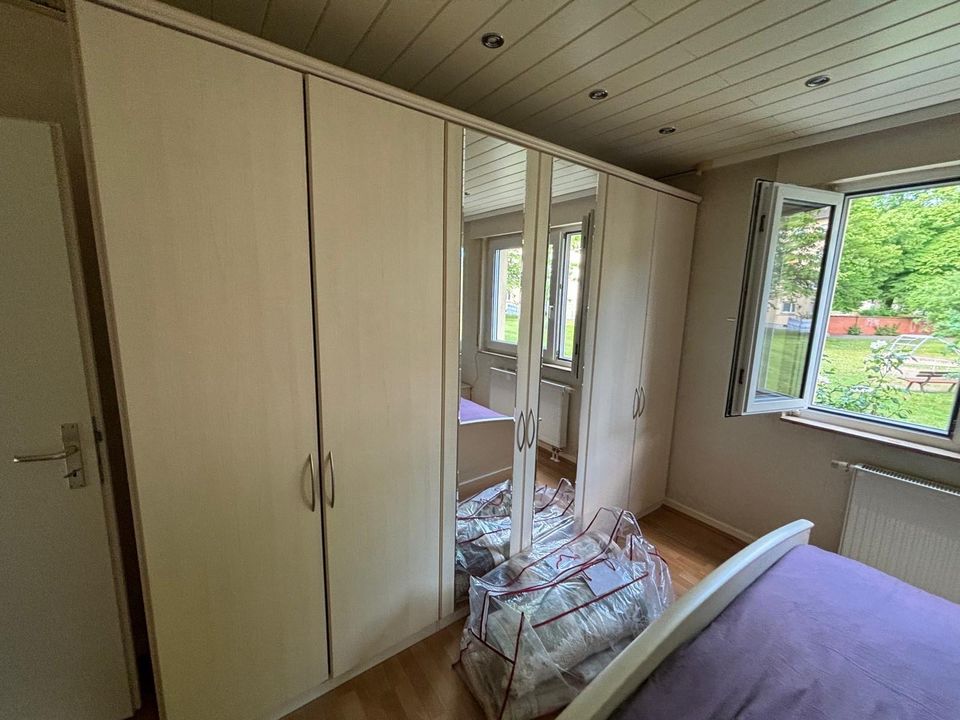 Komplettes Schlafzimmer mit Matratzen und Lattenrost in Kelsterbach
