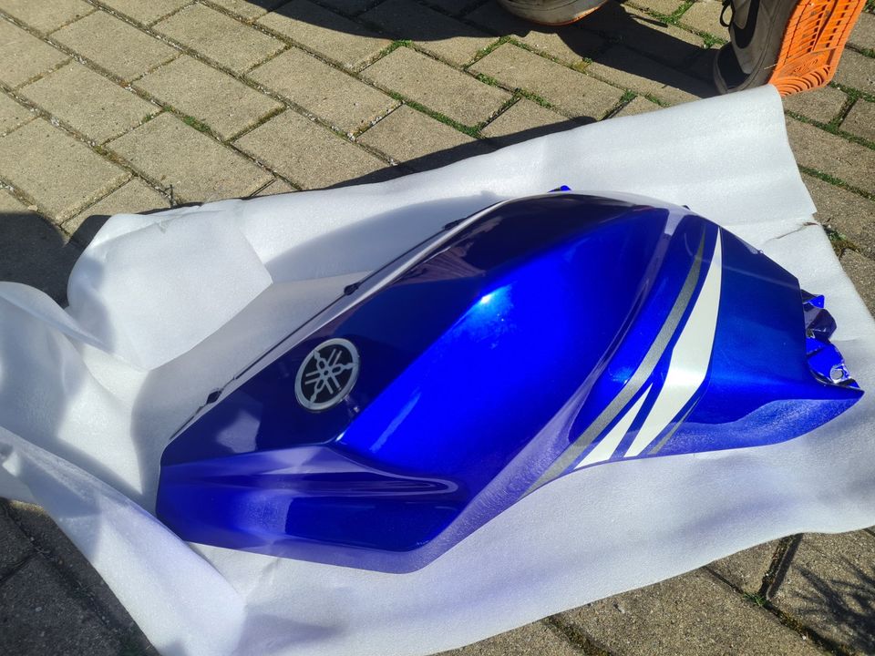 YAMAHA YZF-R 125 RE06 YZF R VERKLEIDUNG TANK SEITE LINKS in Wuppertal
