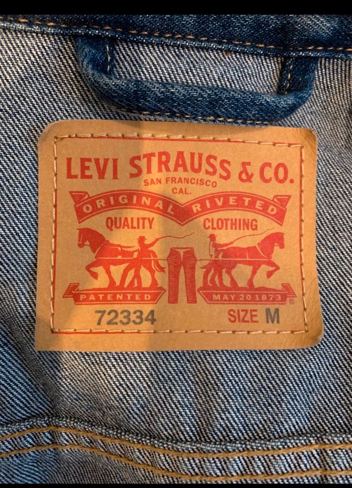 Levi’s Jeansjacke ‘Trucker Jacket’ neuwertig in Berlin