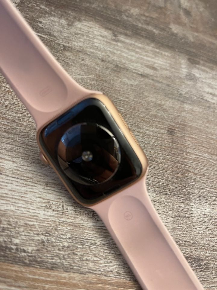 Apple Watch Series 44 mm rosé Gold mit Sportarmband an Bastler in Berlin