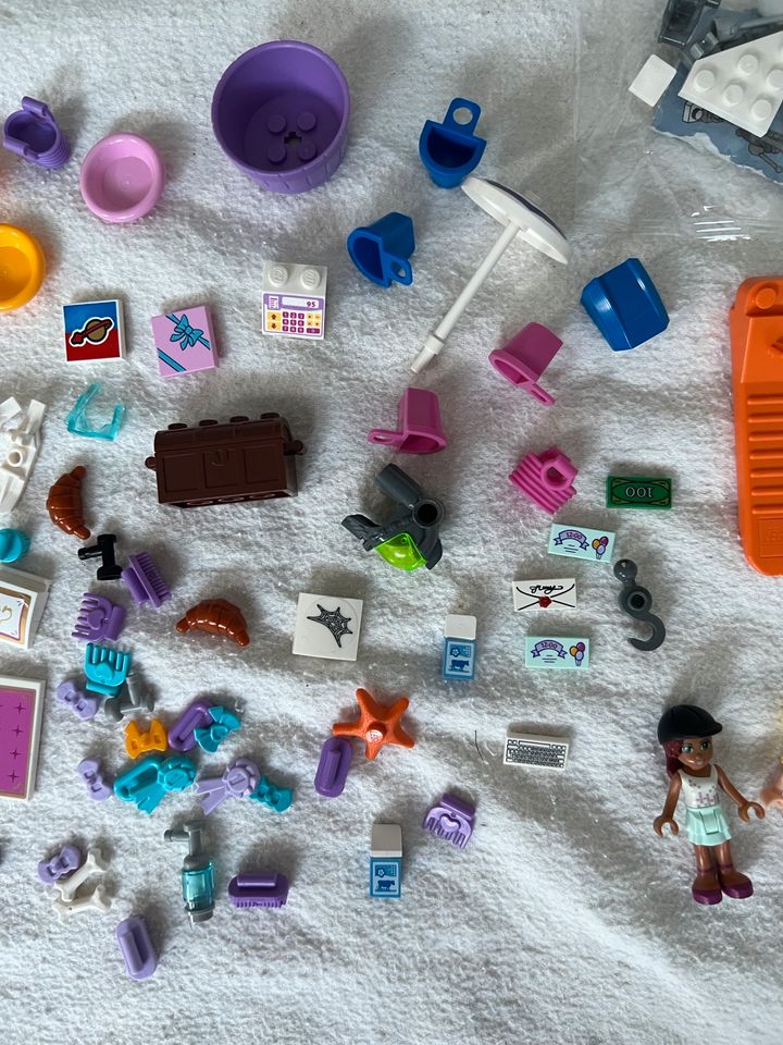 Lego Friends Menschen Figuren Zubehör Konvolut sondern Steine in Leverkusen