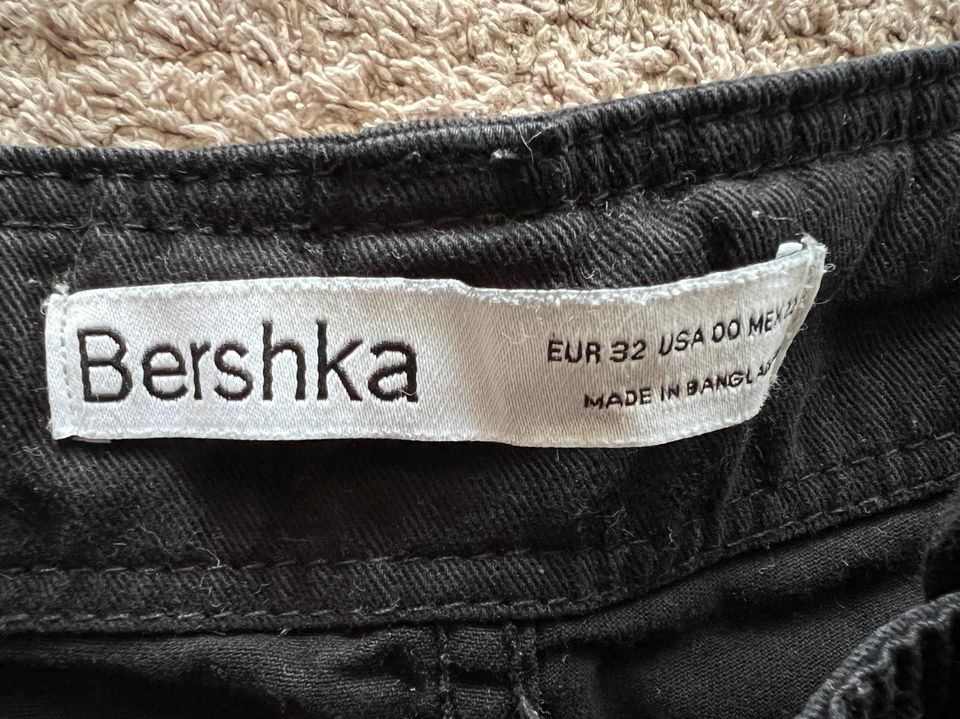 Hose von „Bershka“ Größe 32 in Malterdingen