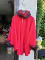 Super süaser Roter Poncho  Neu  46-48 Niedersachsen - Delmenhorst Vorschau