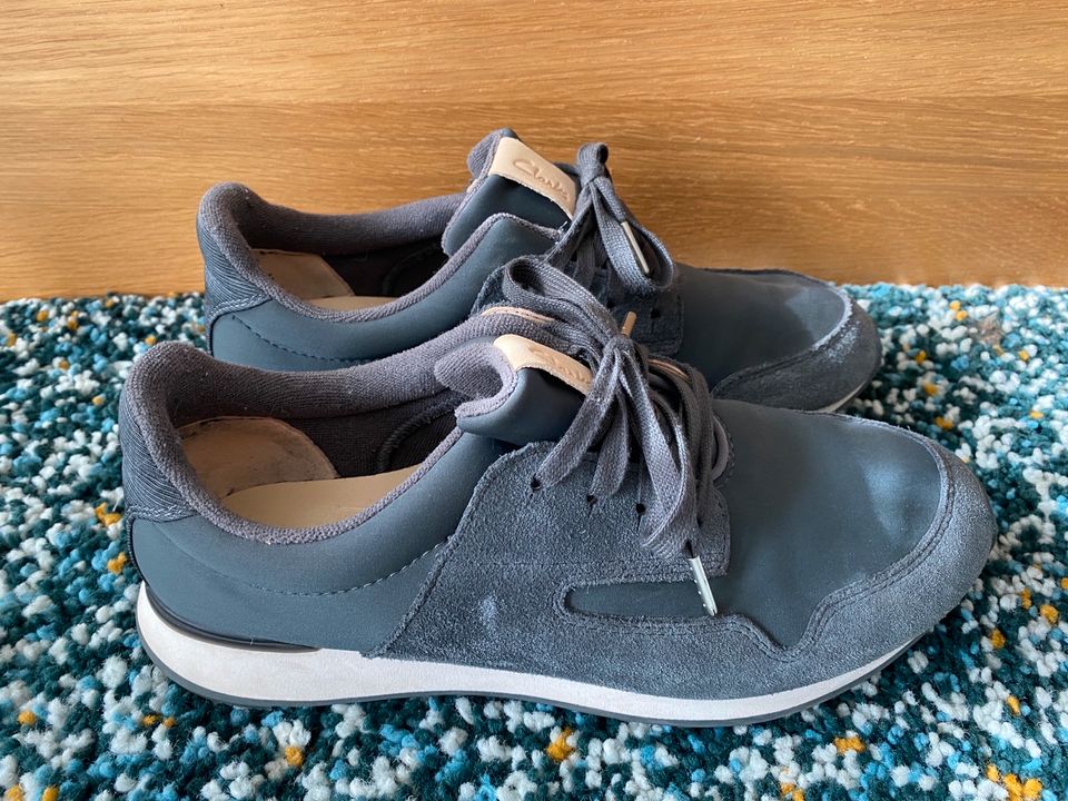 Clarks Sneaker 42 Neuwertig grau in Sulzbach