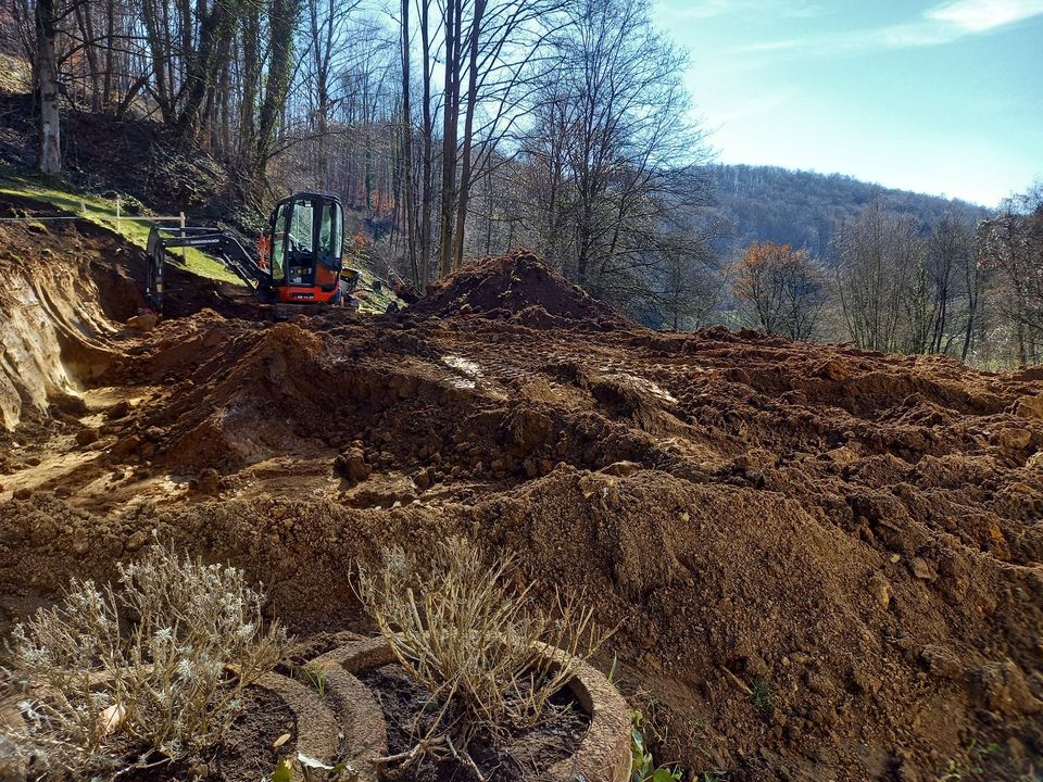 Baggerarbeiten , Garten , Hecke , Grasnarbe , Hauswand , Kanal in Lorsch