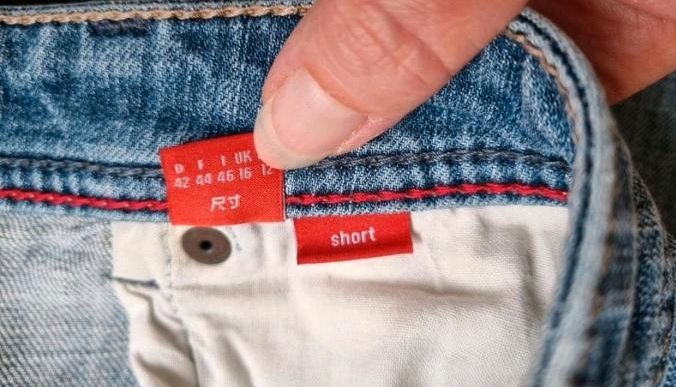 ESPRIT Jeans mit schönen Gesäßtaschen, Gr. 42 short in Kaiserslautern