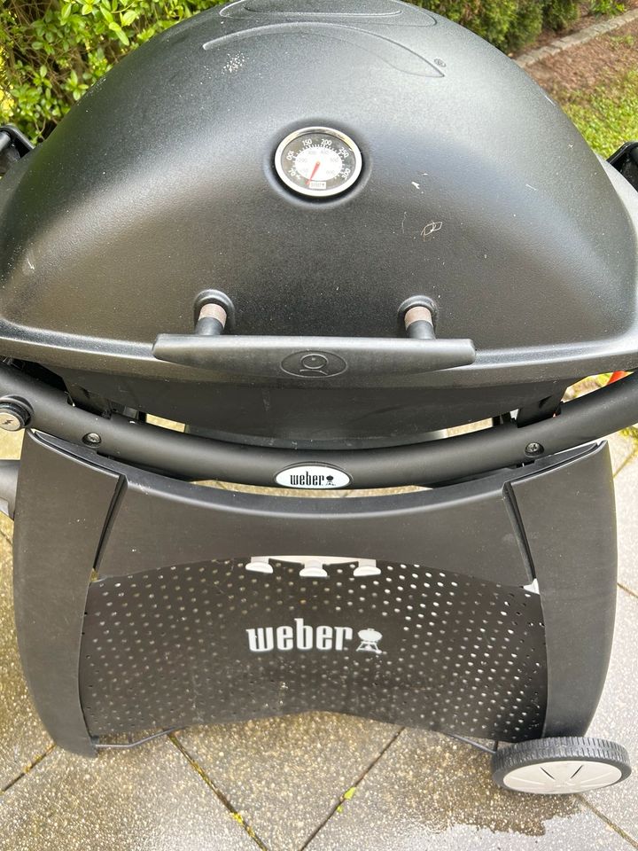 Weber Gasgrill Q 2200 mit Rollwagen in Troisdorf