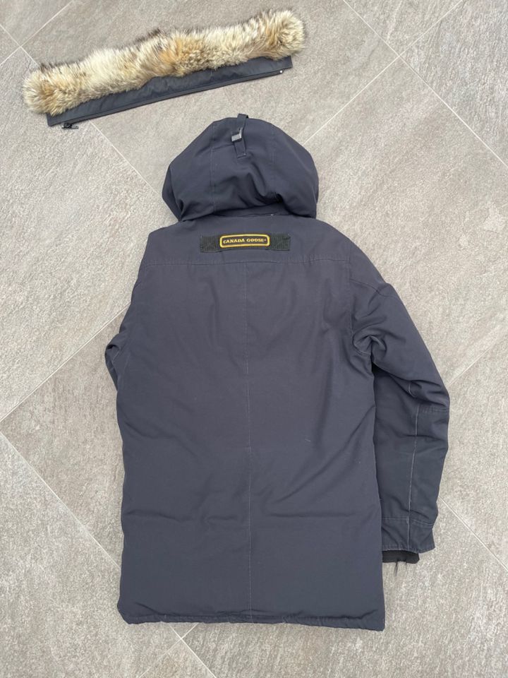 Canada Goose Chateau Parka M in Schenefeld