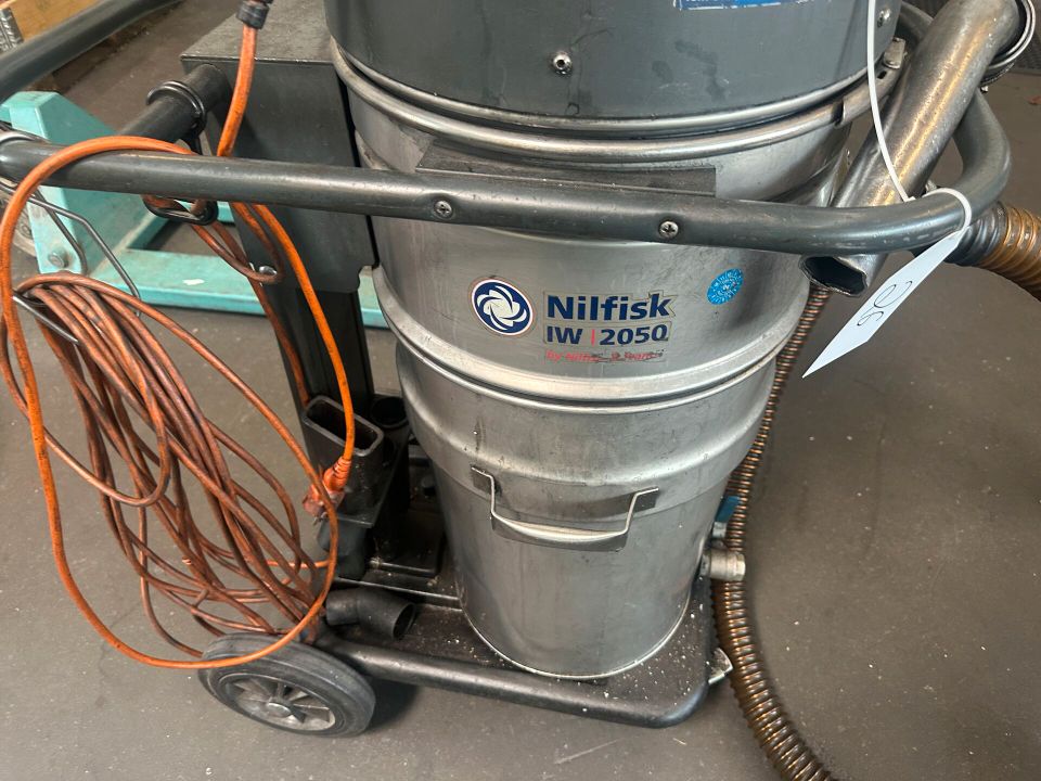 Nilfisk IW 2050 Industriesauger in Täferrot