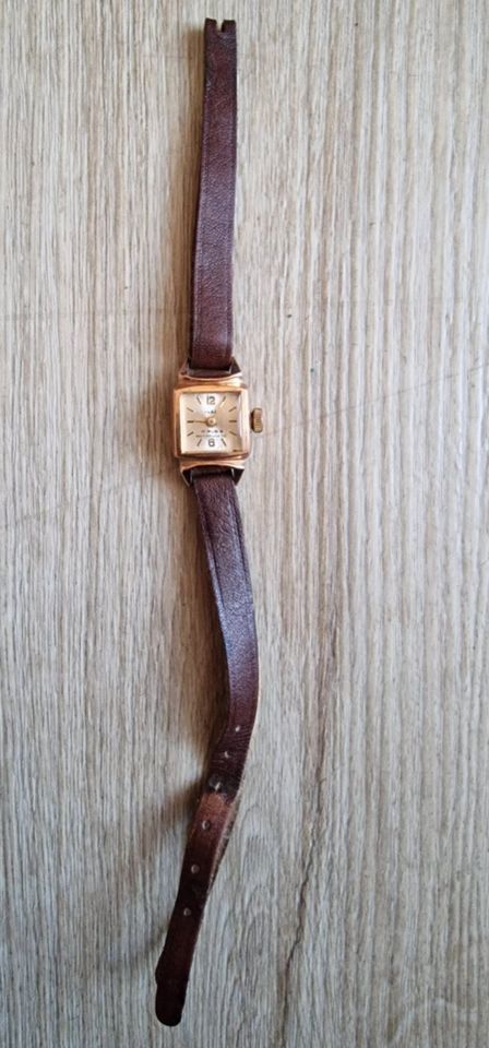 goldene schmale, eckige RUHLA Damenuhr Armbanduhr Uhr + Lederband in  Sachsen-Anhalt - Halle | eBay Kleinanzeigen ist jetzt Kleinanzeigen