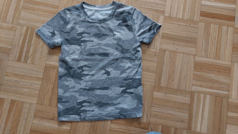 2x T-Shirt Gr 122 1x GAP Orig. 6-7 Jahre 1x -abercombie 6-7 Jahre in Bad Vilbel