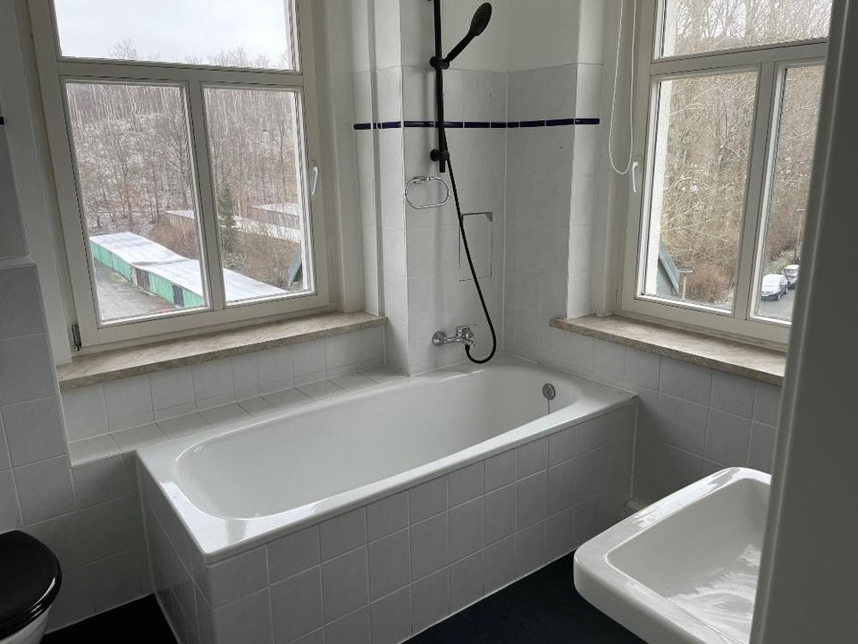 helle DG-Wohnung - TGL-Bad mit Wanne in Plauen