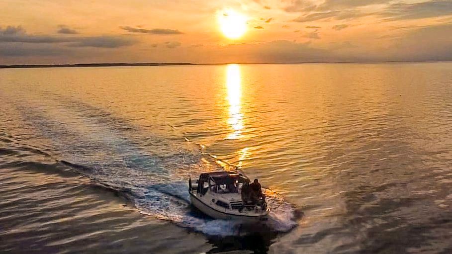 **Komplettpaket! Kajütboot/Halbgleiter Top Zustand in Neumünster