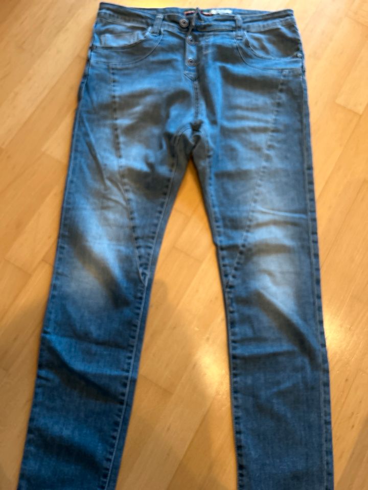 Kleiderpaket: Please und Levi’s Jeans in Schonach