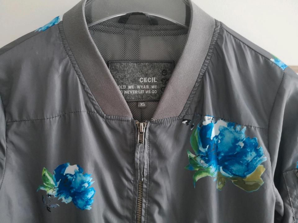 Cecil Blouson grau mit Blumen Motiv Größe S (Etikett Gr. XS) in Haltern am See