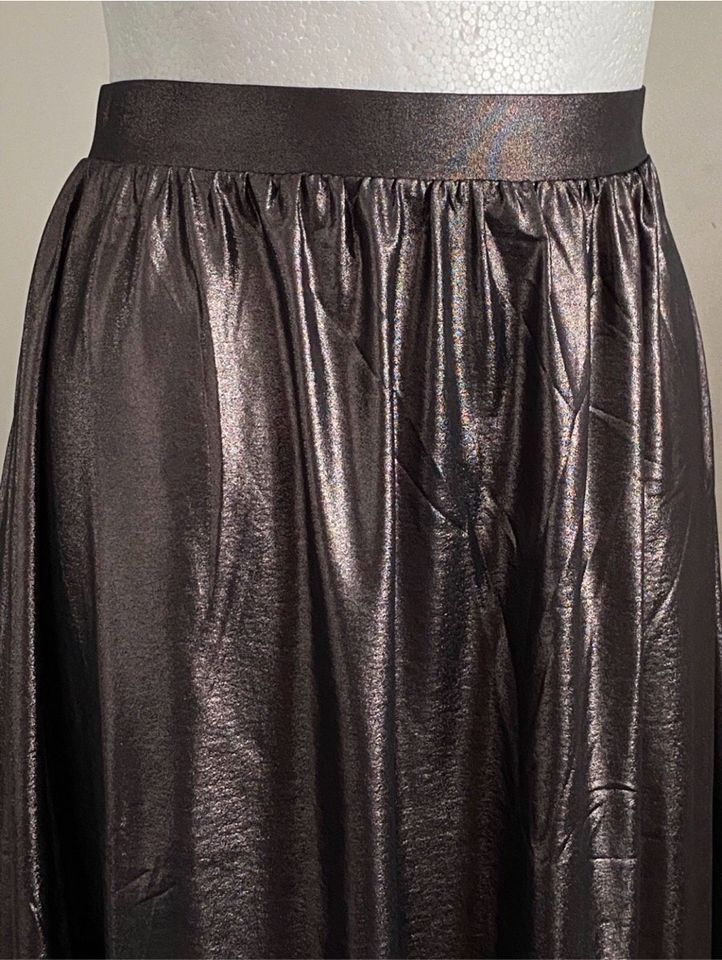 Glanz-Rock Bronze metallic schwarz Gr 40 midi stretch in Nohra