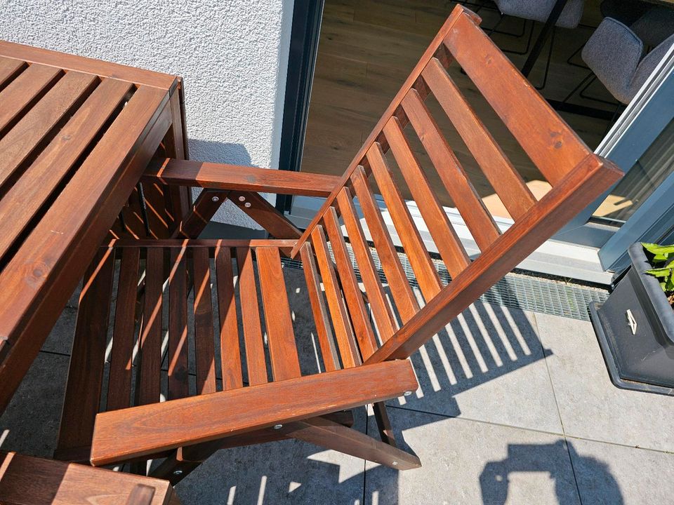 Aufklappbarer Gartentisch mit 4 Stühlen, Polstern und Abdeckung in Kornwestheim