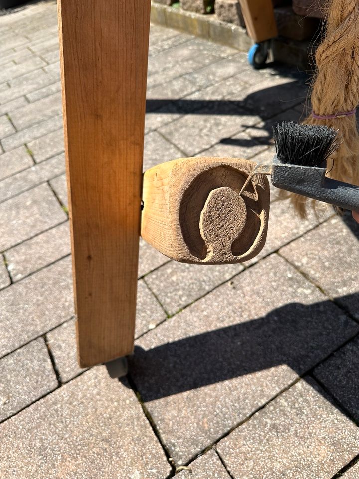 Großes Holzpferd auf Rollen in Bad Sobernheim