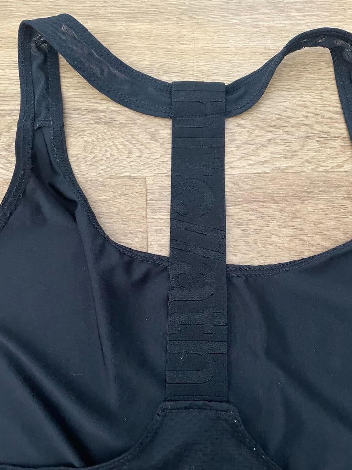 Top H&M Sport schwarz in Lautertal