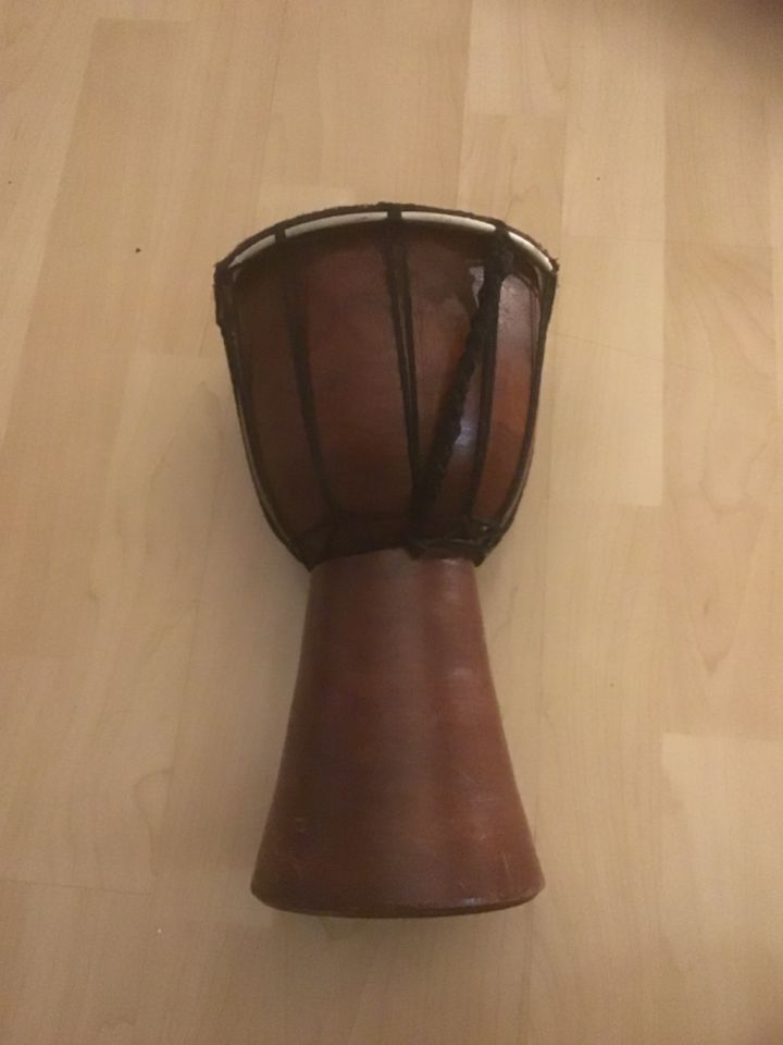 Djembe / Percussion / afrikanische Trommel Bongo Massivholz 45 € in Esslingen