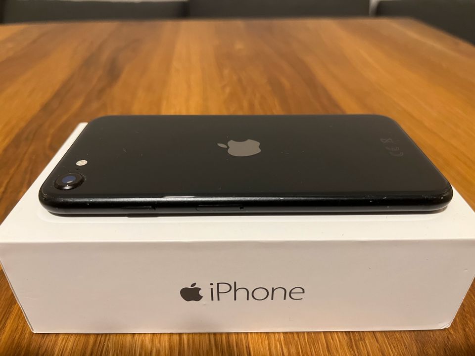 iPhone SE der 2. Generation in schwarz mit 64 GB und Zubehör in Dresden