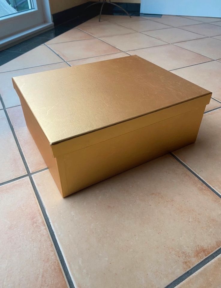 Goldene Geschenkbox Box Geschenkkarton Kiste 38cm x 30cm in Sankt Augustin